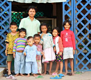Kinder von geschändeten Familien vor dem Cambodian Womans Crisis Center in Siem Reap 